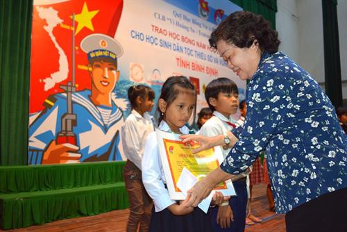 张美花向平定省贫困学生赠送组学金。(图片来源:越通社) 张美花向平定省贫困学生赠送组学金。(图片来源:越通社)