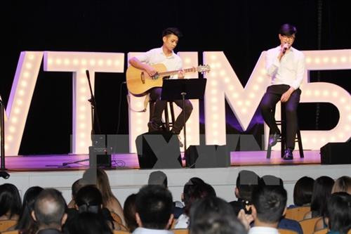 第五次“美国手牵手”年度活动期间举行的音乐会。（图片来源：越通社）