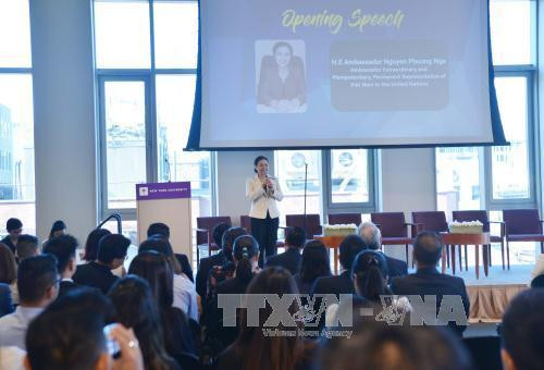 阮芳娥大使“在职业导向研讨会发表讲话。（图片来源：越通社）