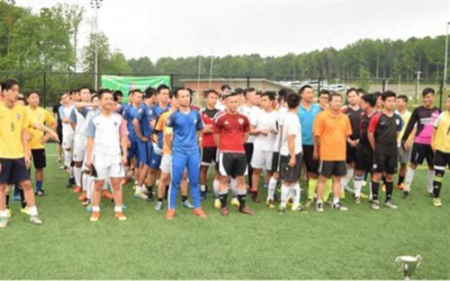 第五次“美国手牵手”年度活动期间举行的足球比赛。（图片来源：越通社）