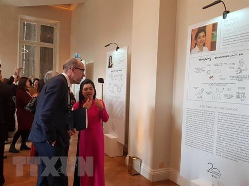 越南博士阮氏侠在法国荣获“世界青年科学人才”称号。图自越通社 越南博士阮氏侠在法国荣获“世界青年科学人才”称号。图自越通社