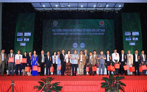 政府总理阮春福与代表们合影。越通社记者 统一 摄 政府总理阮春福与代表们合影。越通社记者 统一 摄