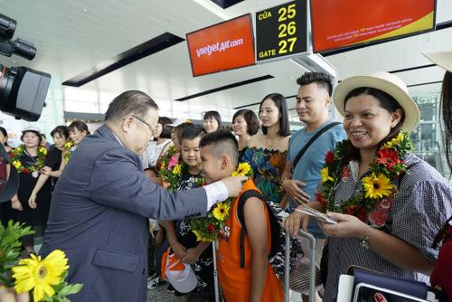 越捷航空公司迎来河内至台中首个直达航班的乘客。（图片来源：hanoimoi.com.vn）