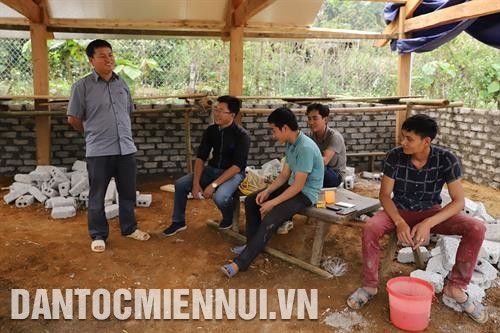 因向年轻干部宋伯榨的榜样学习，村里许多青年们已下决心在自己家乡上当家致富。记者 南霜 摄