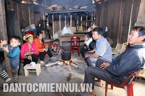 宋伯榨经常来到村民家里，向村民宣传党和国家的主张、政策和法律，动员村民消除繁文缛节，建设新生活。记者 南霜 摄