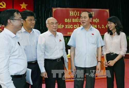 越南国家主席陈大光接触胡志明市选民。(图片来源:越通社) 越南国家主席陈大光接触胡志明市选民。(图片来源:越通社)