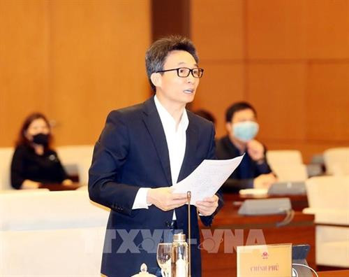 越南政府副总理、国家新冠肺炎防控工作指导委员会主任武德澹作有关疫情防控工作报告。图自越通社 越南政府副总理、国家新冠肺炎防控工作指导委员会主任武德澹作有关疫情防控工作报告。图自越通社