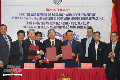 越南农业与农村发展部兽医局同Dabaco集团、法国诗华（CEVA）动物保健公司和RTD集团签署合作协议。图自互联网