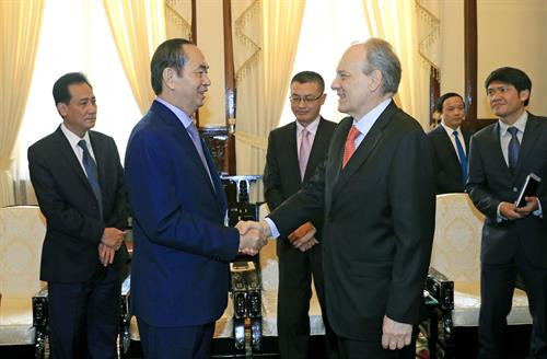 越南国家主席陈大光会见乌拉圭驻越大使。(图片来源:越通社) 越南国家主席陈大光会见乌拉圭驻越大使。(图片来源:越通社)