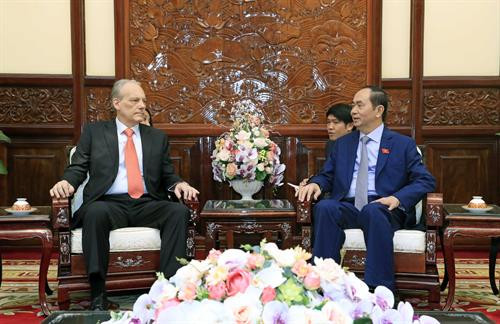 越南国家主席陈大光会见乌拉圭驻越大使。(图片来源:越通社) 越南国家主席陈大光会见乌拉圭驻越大使。(图片来源:越通社)
