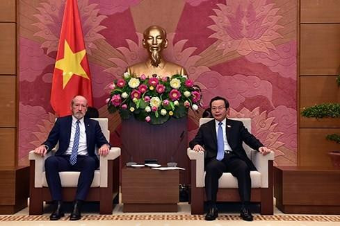 越南国会副主席冯国显会见由澳大利亚议会图书馆委员会主席Rowan Ramsay。（图片来源：http://daibieunhandan.vn）