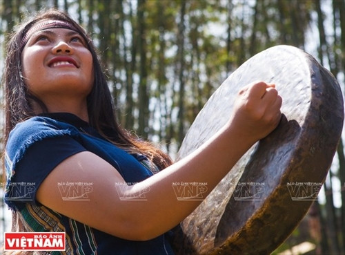 色登少女在水槽安装礼表演锣钲。 色登少女在水槽安装礼表演锣钲。