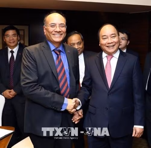 政府总理阮春福（右）会见印度石油天然气公司首席执行官纳兰德拉·沃玛。越通社记者 统一 摄