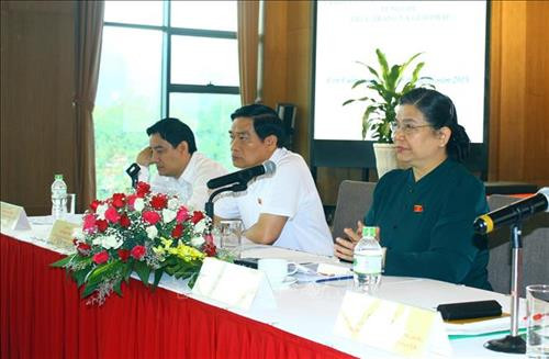 国会常务副主席丛氏放（右）出席研讨会。图自越通社