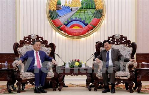 越南公安部部长苏林大将（左）与老挝公安部部长维莱 图自越通社