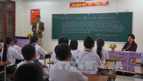 北宁省北宁市和龙初中学生积极参加官贺课（图片来源：越通社）
