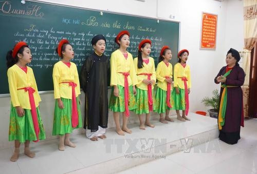 北宁省北宁市和龙初中学生积极参加官贺课（图片来源：越通社）