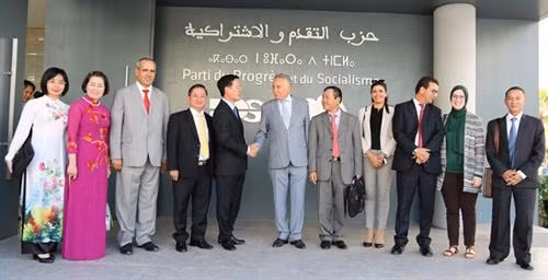 越南代表团与摩洛进步与社会主义党代表团合影。图自tuyengiao.vn