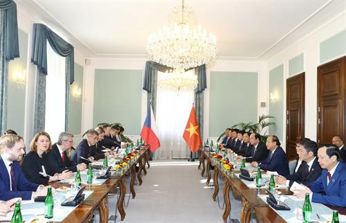 越南政府总理阮春福与捷克共和国总理巴比斯举行了会谈。图自越通社