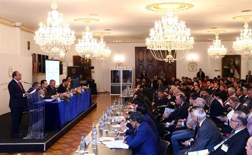 阮春福总理出席越南与罗马尼亚企业论坛。图自越通社