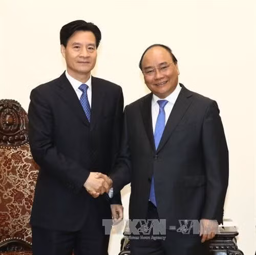 阮春福总理(右)会见阳光凯迪新能源集团有限公司董事长陈义龙。(图片来源:越通社) 阮春福总理(右)会见阳光凯迪新能源集团有限公司董事长陈义龙。(图片来源:越通社)