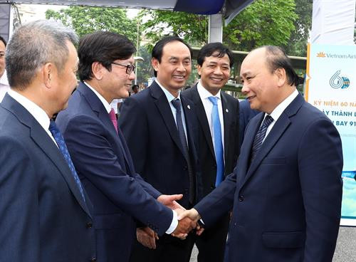 越南政府总理阮春福出席越南航空总公司919飞行团成立60周年纪念活动 ảnh 2