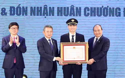 阮春福在活动上向919飞行团授予二级独立勋章。图自越通社