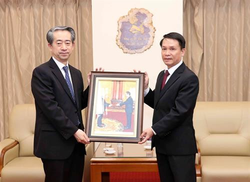 越通社社长阮德利向中国驻越大使熊波赠送礼品。图自越通社
