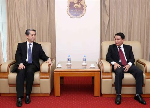 越通社社长阮德利与中国驻越大使熊波。图自越通社