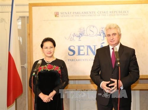 越南国会主席阮氏金银与捷克参议院主席米兰·什捷赫。（图片来源：越通社）