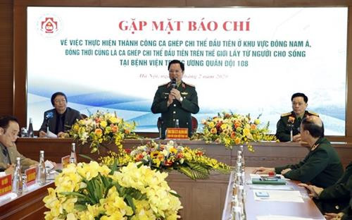 越南108号军队中央医院院长梅红旁教授公布,已成功进行东南亚首例肢体移植手术。图自越通社 越南108号军队中央医院院长梅红旁教授公布,已成功进行东南亚首例肢体移植手术。图自越通社