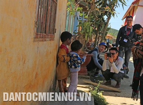 外国游客在格贺族村寨里品尝该族人的传统咖啡。记者 阮勇 摄 格贺族村寨各房屋的安宁景象。记者 阮勇 摄 游客照片格贺族小孩。记者 阮勇 摄 游客了解格贺族人织锦业。记者 阮勇 摄 游客餐馆郎邦山脚下的格贺族人村寨。记者 阮勇 摄