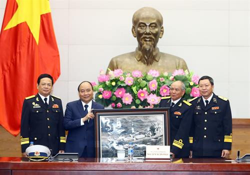 阮春福会见海上胡志明小道传统协会老战士代表团。(图片来源:越通社) 阮春福会见海上胡志明小道传统协会老战士代表团。(图片来源:越通社)
