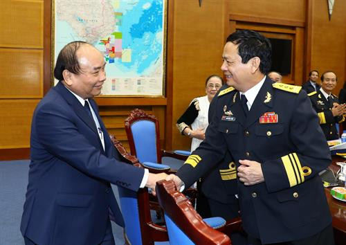 阮春福会见海上胡志明小道传统协会老战士代表团。(图片来源:越通社) 阮春福会见海上胡志明小道传统协会老战士代表团。(图片来源:越通社)