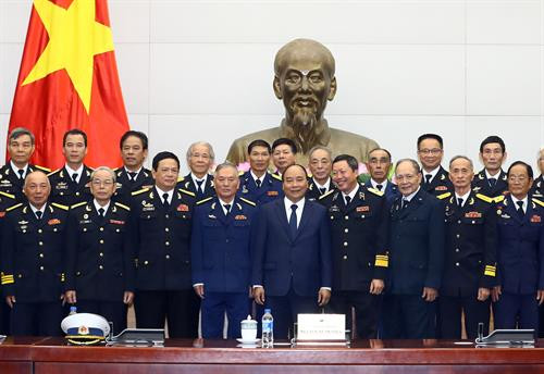 阮春福会见海上胡志明小道传统协会老战士代表团。(图片来源:越通社) 阮春福会见海上胡志明小道传统协会老战士代表团。(图片来源:越通社)