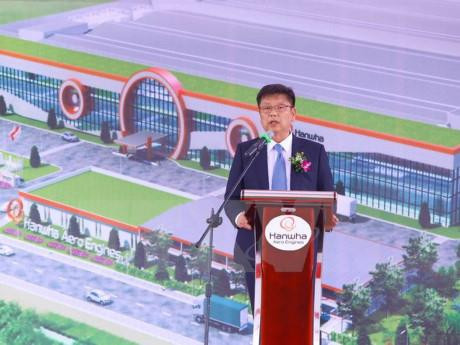 韩国Hanwha Techwin公司代表发表讲话。（图片来源：越通社）