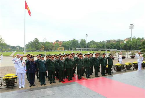国防部代表团入陵瞻仰胡志明主席遗容。图自越通社
