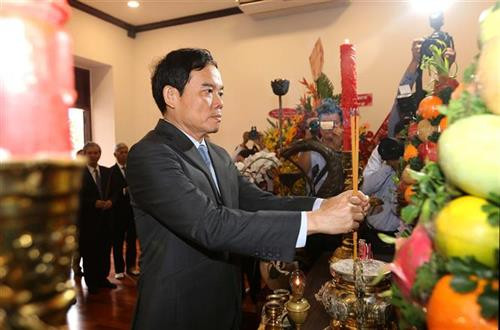 越共中央委员、胡志明市市委常务副书记陈流光前来胡志明博物馆胡志明市分馆上香。图自越通社