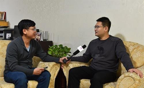 中国对外经济贸易大学讲师尚峰接受越通社常驻北京记者采访。越通社常驻北京记者 永河 中坚 摄。