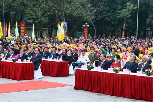 越南政府总理阮春福出席玉回—栋多大捷229周年的栋多丘庙会。（图片来源：越通社）