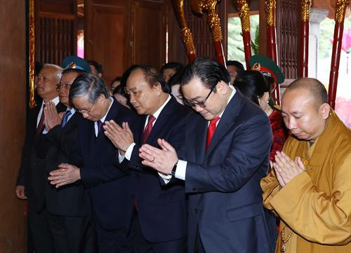 政府总理阮春福向民族布衣英雄光忠-阮惠敬香。越通社记者统一 摄