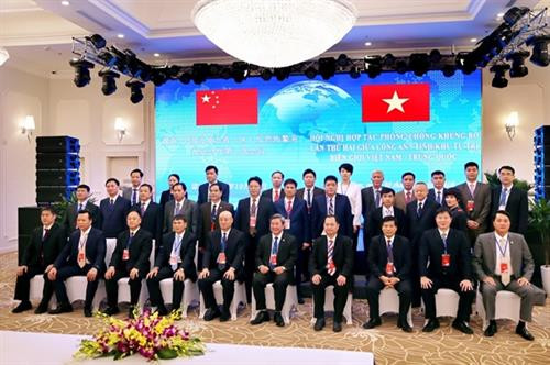 与会代表合影。（图片来源：越通社）