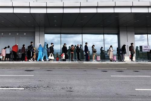 4月22日下午，云屯国际机场共迎接298名从外国回来的越南公民。图自互联网