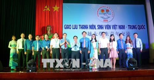 双方代表合影 图自越通社