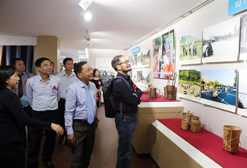 代表们参观展览。越通社记者 陈黎林 摄