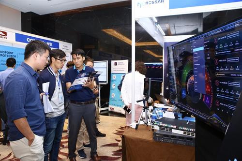 游客参观2018年越南信息安全日国际研讨会期间举行的展览会。 图自越通社