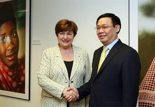 王廷惠与世界银行首席执行官克里斯塔利娜·格奥尔基耶娃。（图片来源：越通社）