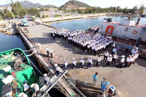 运输船准备启航前往长沙群岛(图片来源:越通社) 运输船准备启航前往长沙群岛(图片来源:越通社)