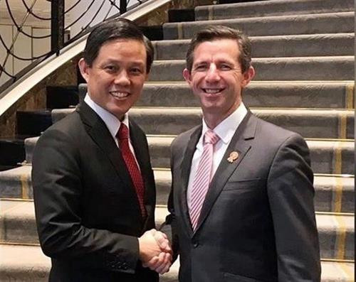 新加坡贸易与工业部长陈振声（左）与澳大利亚联邦贸易部长伯明翰。图自www.straitstimes.com