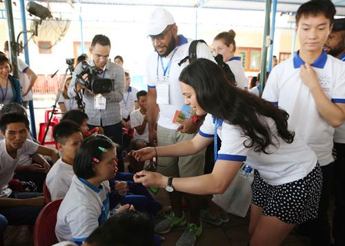 APEC 青年代表团走访广南省和平村。(图片来源:越通社) APEC 青年代表团走访广南省和平村。(图片来源:越通社)